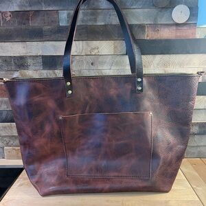 ❌ SOLD ❌ Portland Leather Goods Lava OS zip tote, new. Premium quality.